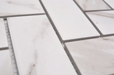 Échantillon manuel de carreaux de mosaïque céramique à chevrons Calacatta blanc gris brun mat MOS24-1112_m