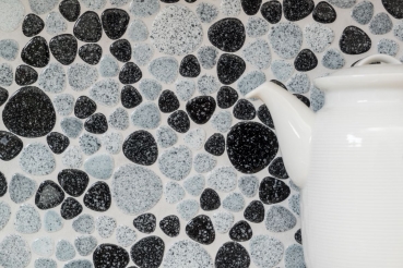 Motif main Mosaïque de galets Pebbles gris noir Spots Receveur de douche Miroir de carrelage MOS12-0103_m