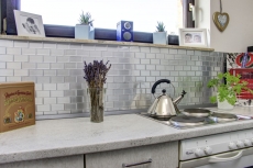 mosaïque autocollante vinyle film adhésif Metro argent miroir carrelage fond cuisine décor