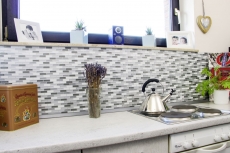 mosaïque autocollante aspect baguettes vinyle film adhésif blanc gris anthracite carrelage cuisine