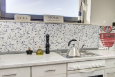 Motif main Carreau de mosaïque Rétro Vintage Céramique blanche fleur bleue Dos de cuisine MOS18D-1404_m