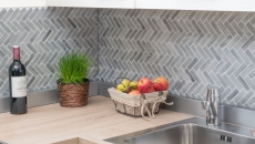 Motif à main Mosaïque Céramique à chevrons Aspect pierre gris Miroir de fond de douche MOS24-SO32_m
