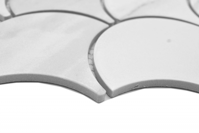 Échantillon manuel de mosaïque céramique éventail Cararra écailles de poisson blanc gris mat MOS13-FS0102_m