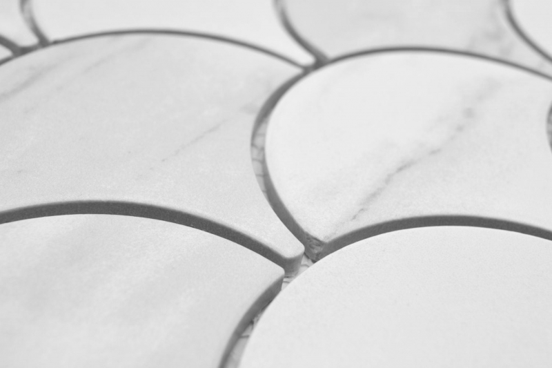 Échantillon manuel de mosaïque céramique éventail Cararra écailles de poisson blanc gris mat MOS13-FS0102_m