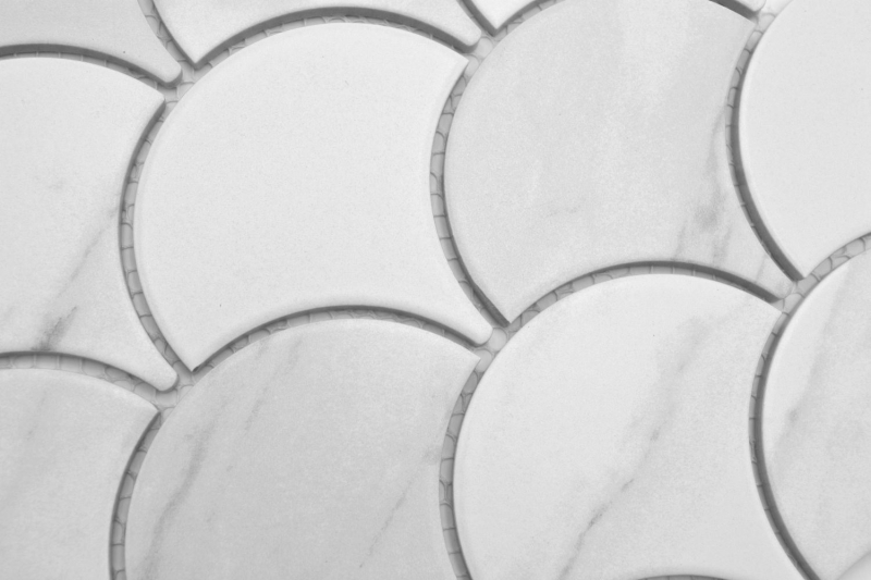 Échantillon manuel de mosaïque céramique éventail Cararra écailles de poisson blanc gris mat MOS13-FS0102_m