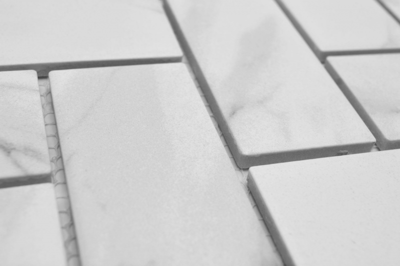 Échantillon manuel Carreau de mosaïque céramique à chevrons aspect Carrare blanc gris mat MOS24-1102_m