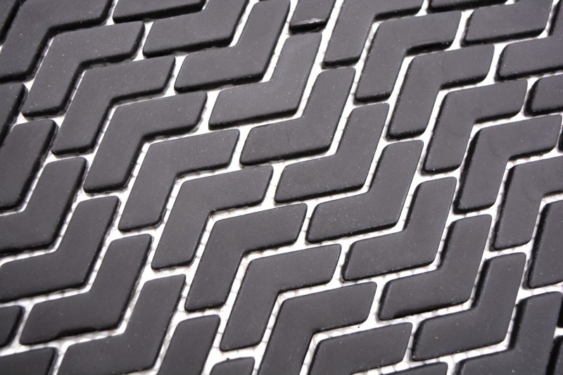 Mosaïque de verre Revêtement mural durable Recyclé Chevron Enamel noir mat MOS140-HB31B