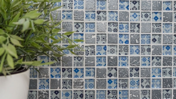 Échantillon manuel Carreau de mosaïque Translucide bleu noir Mosaïque de verre Crystal Resin aspect bleu noir argenté MOS83-CB07_m
