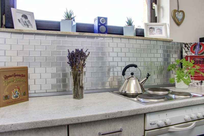 mosaïque autocollante vinyle film adhésif Metro argent miroir carrelage fond cuisine décor