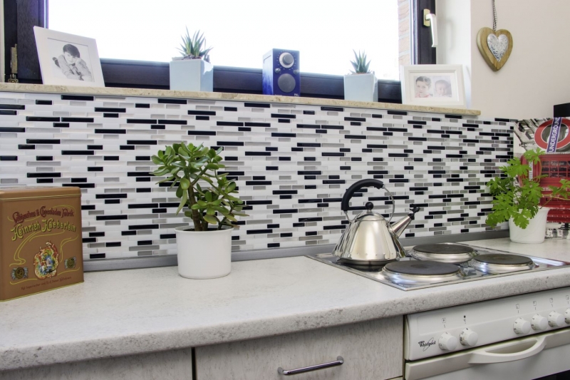mosaïque autocollante aspect bâtonnets film adhésif vinyle blanc argenté noir carrelage cuisine