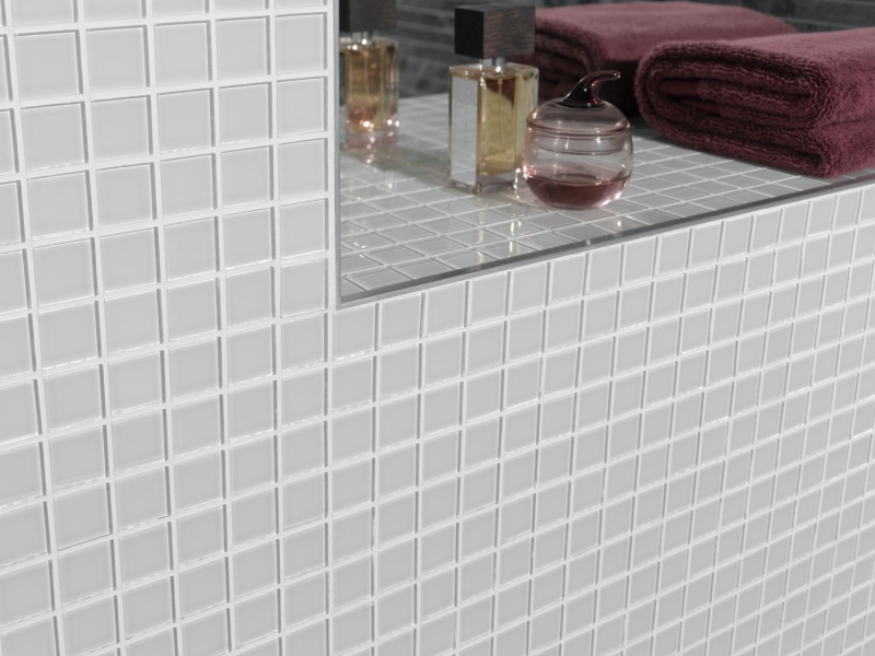 Motif manuel Carreau de mosaïque translucide blanc avec nuance de vert Mosaïque de verre Crystal BAD WC MOS60-0102_m