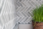 Motif à main Mosaïque Céramique à chevrons Aspect pierre gris Miroir de fond de douche MOS24-SO32_m